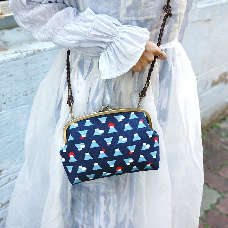 大好青空创意手染随行侧背口金包-青春无敌富士山 - 侧背包/斜挎包 - 棉．麻 