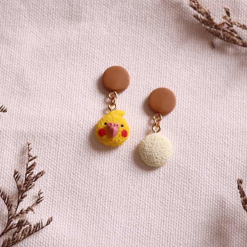 【鸟鸟头头】玄凤鹦鹉 鸟耳环 鹦鹉耳环 软陶耳环/耳夹 - 耳环/耳夹 - 粘土 卡其色