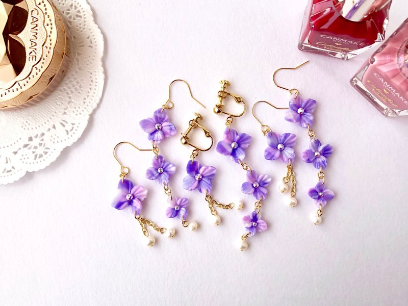 Hydrangea and freshwater pearl earrings or earrings [for metal allergy] - 耳环/耳夹 - 粘土 紫色