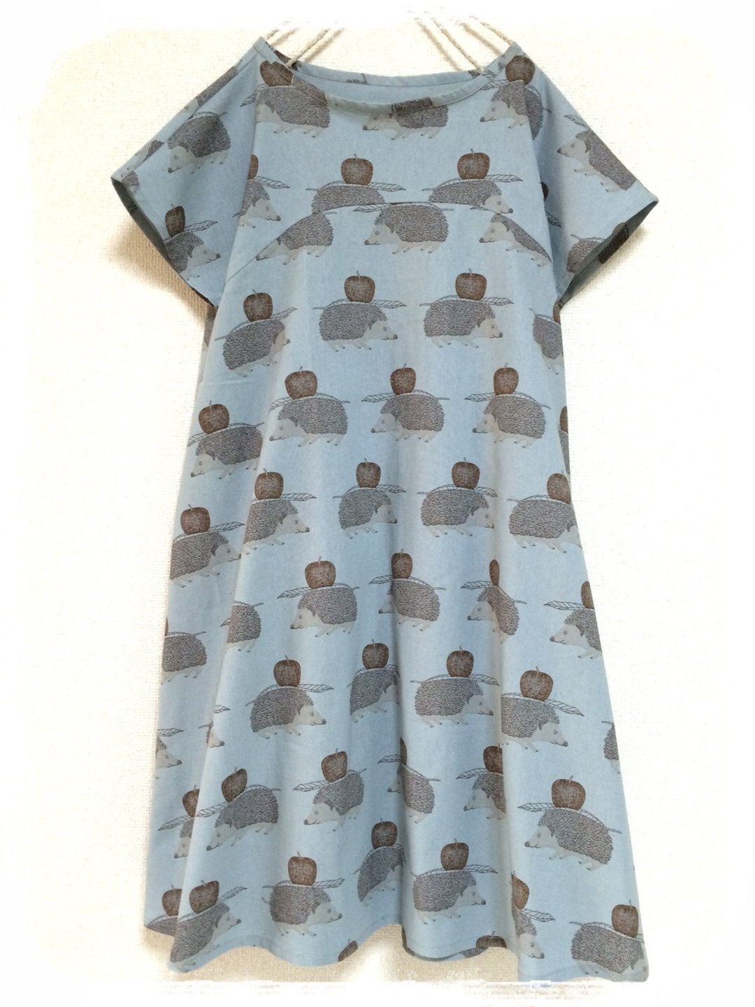 Hedgehog and apple flare one piece short sleeve blue - 洋装/连衣裙 - 棉．麻 灰色