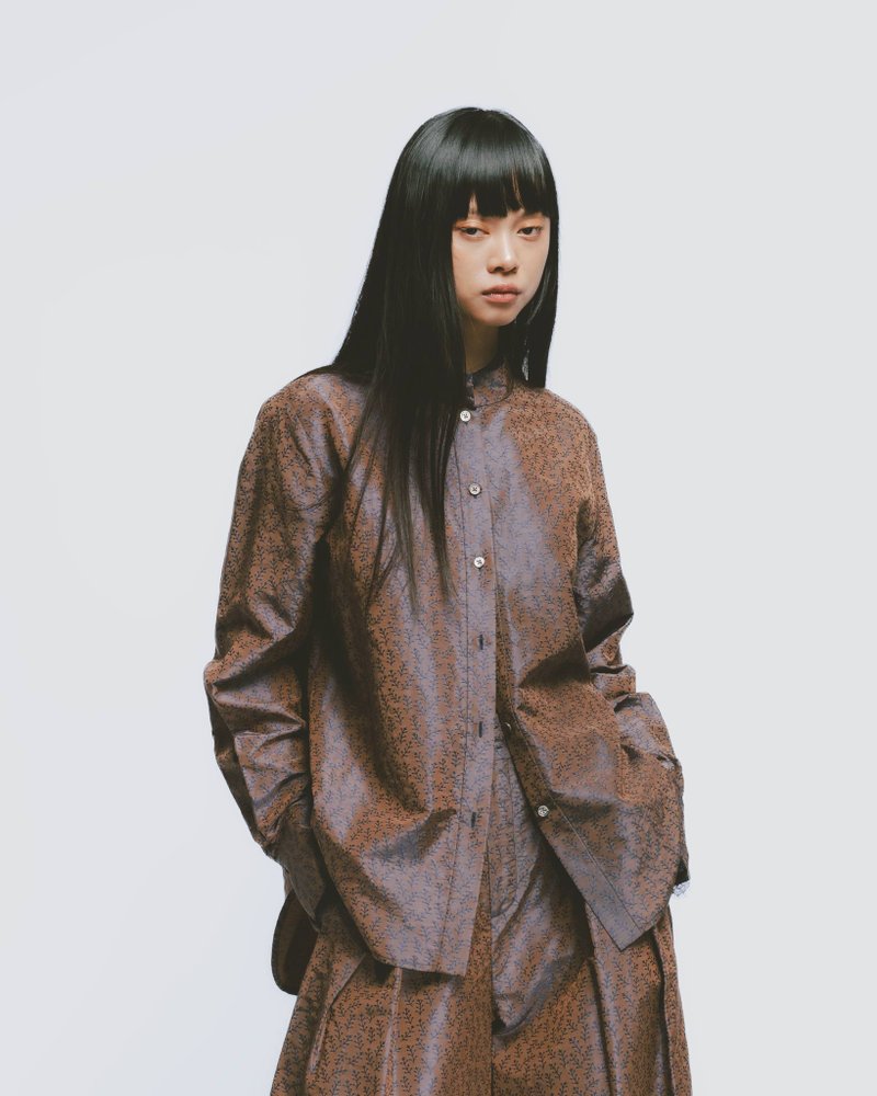 UUIN_复古绣花褶皱暗襟短衬衫 - 女装衬衫 - 其他材质 咖啡色