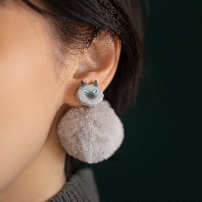【 2WAY 】猫与毛球 / 软陶耳环 / 耳夹  / M size / 俄罗斯蓝猫 - 耳环/耳夹 - 塑料 灰色