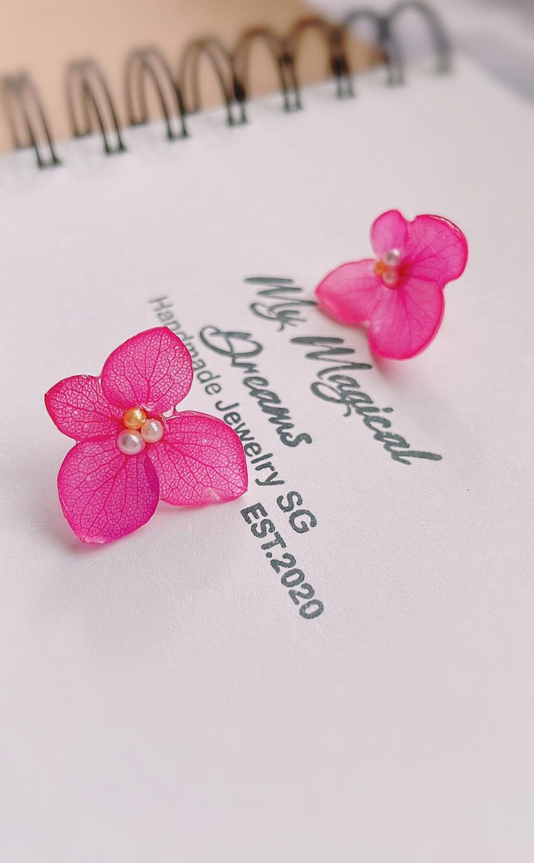 Pressed Hydrangea Flower Stud Earrings (Hot Pink) - 耳环/耳夹 - 树脂 