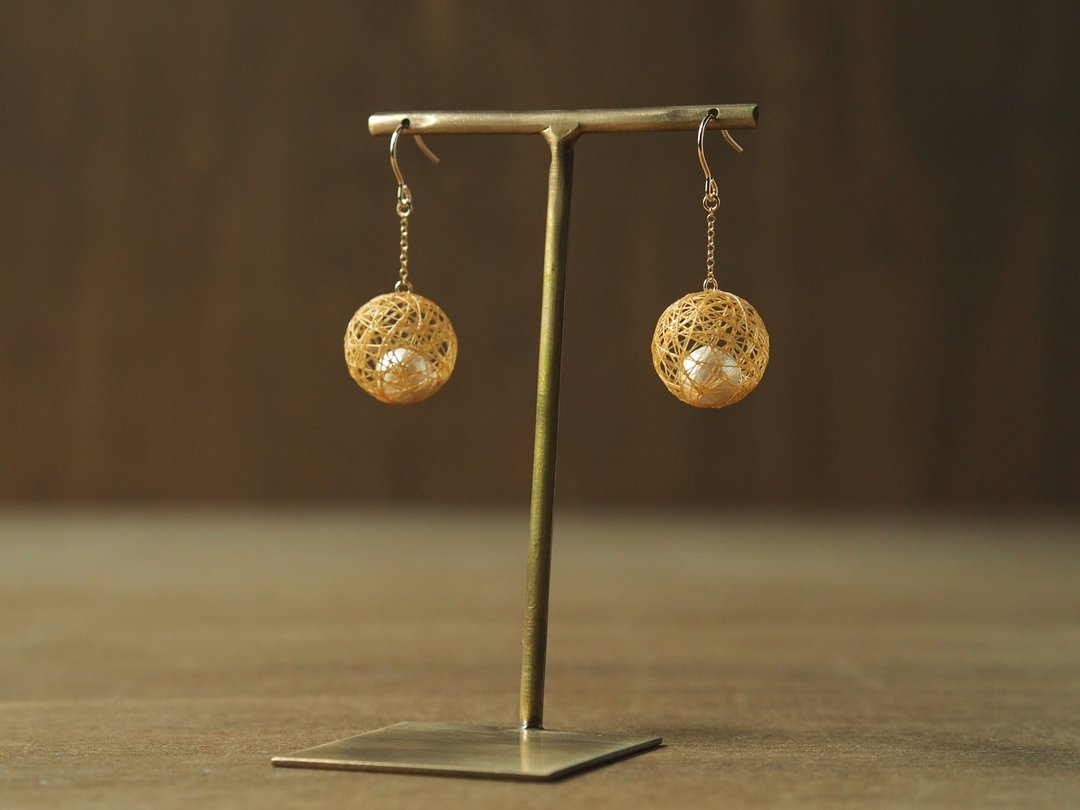 Clip-On and ocher with pearls - 耳环/耳夹 - 丝．绢 卡其色