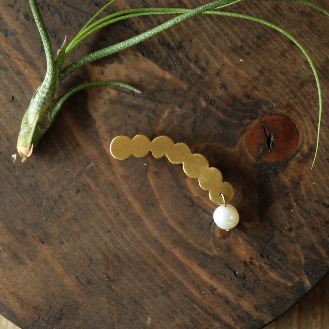 Brass brooch mokucurve - 胸针 - 其他金属 金色