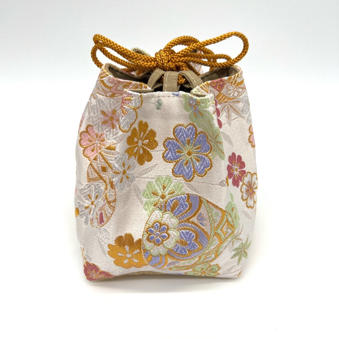 A stylish drawstring bag with a Japanese pattern made from Kyoto Nishijin-ori fabric. - 其他 - 聚酯纤维 白色