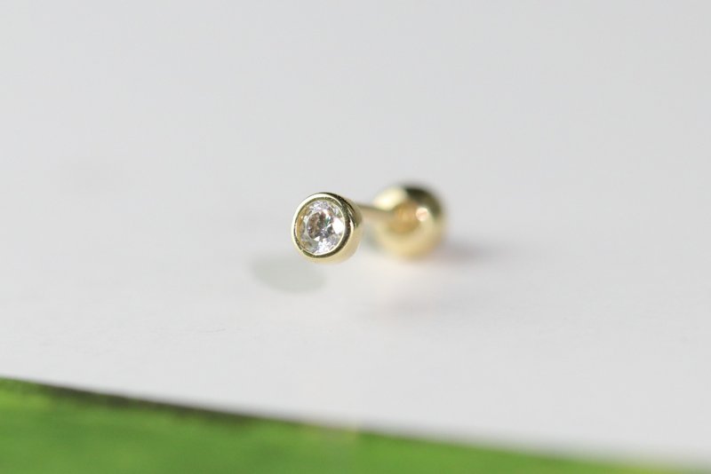 14K Tint CZ Piercing 简约单钻锁珠耳环(单个)耳骨 耳窝 不退色 - 耳环/耳夹 - 贵金属 金色