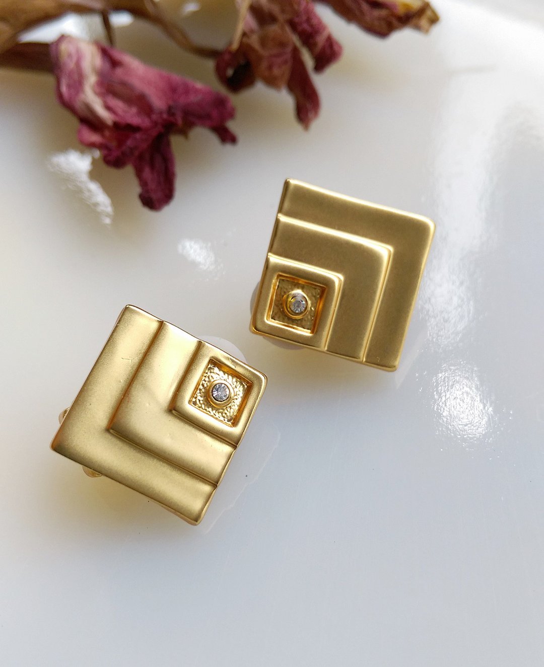 【西洋古董饰品/年代老件】ART DECO 哑光几何小巧金属 夹式耳环 - 耳环/耳夹 - 其他金属 金色