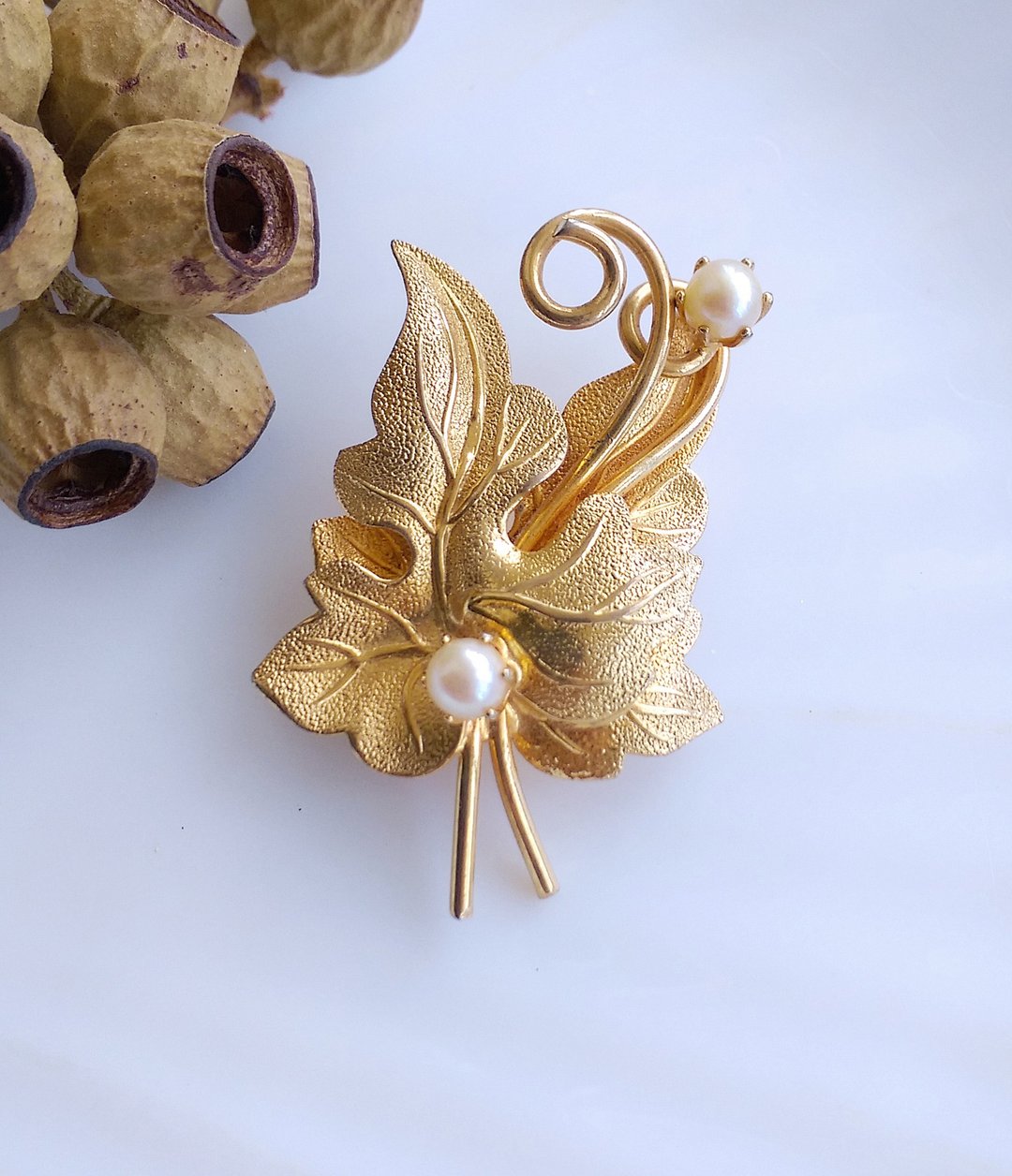 【西洋古董饰品 】 立体 珍珠 叶子 金属镀金 别针 胸针 - 徽章/别针 - 其他金属 金色