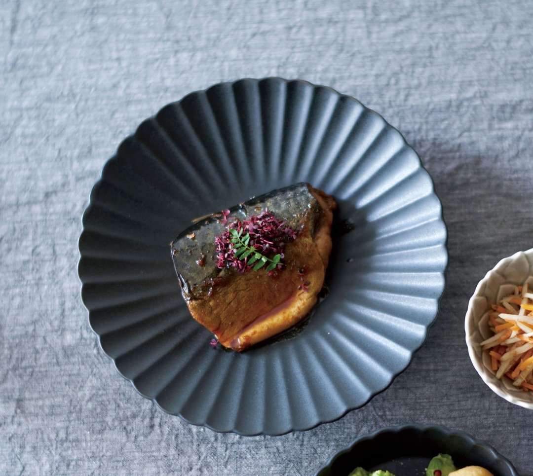 Seto ware Hana 23cm flower plate Flower lover Flower lover| Pasta plate | Noodle plate - 盘子/餐盘/盘架 - 陶 黑色
