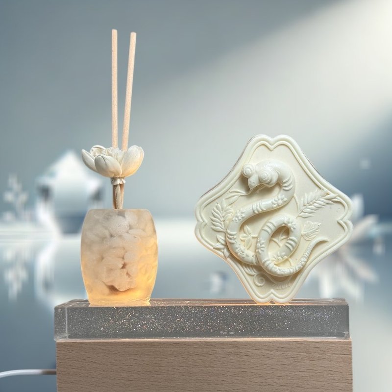 净念开运水晶平安灯座系列 白水晶 蛇来运转 艺术灯饰 赠5ML精油 - 香薰/精油/线香 - 树脂 白色