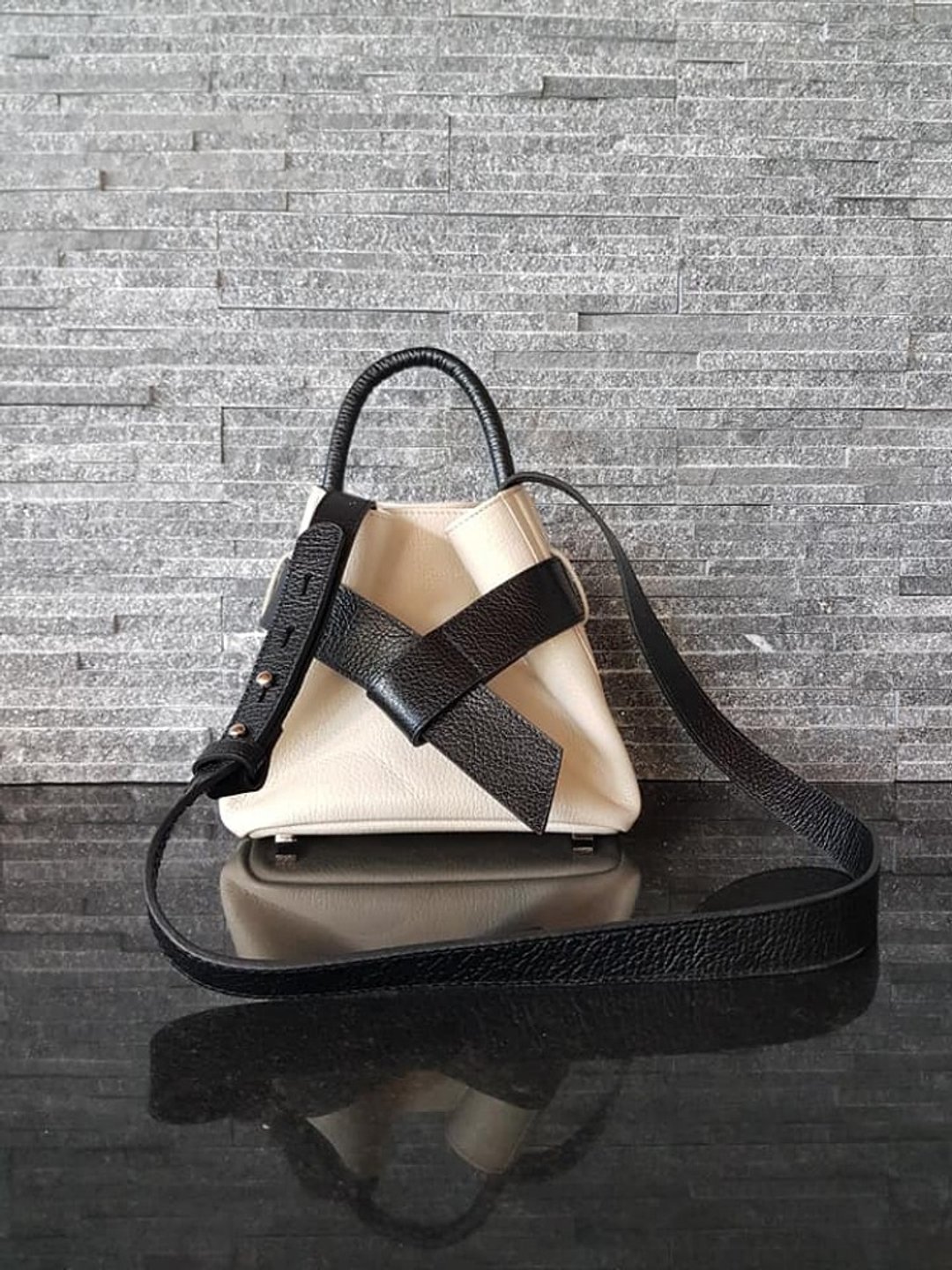 KANGAROO (Oreo) Leather Bucket Bag - 侧背包/斜挎包 - 真皮 黑色