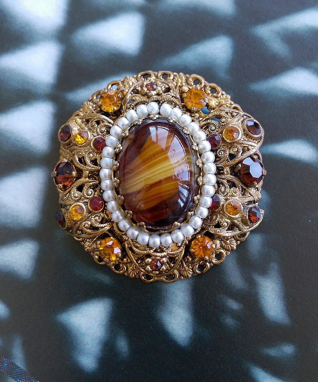 Vintage Jewelry 西洋古董饰品 西德制 古典 琥珀色调 精细 别针 - 徽章/别针 - 其他金属 金色