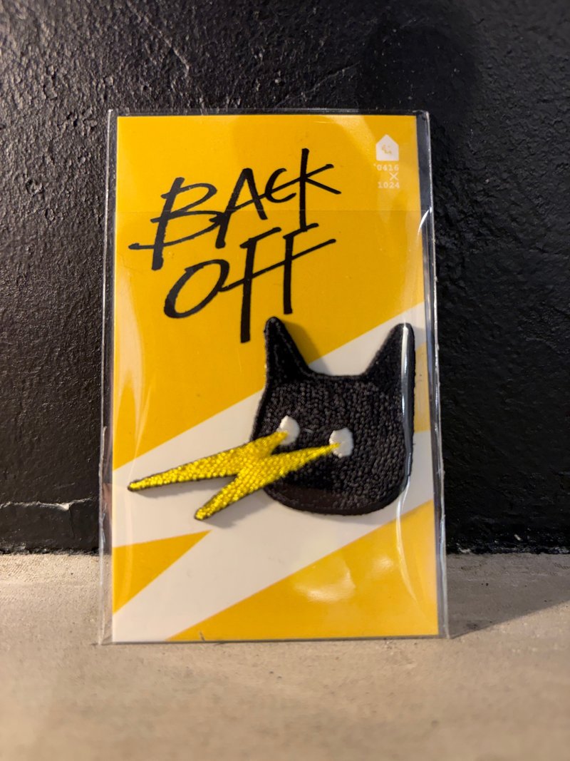 BACK OFF  刺绣自黏烫贴 - 徽章/别针 - 绣线 红色