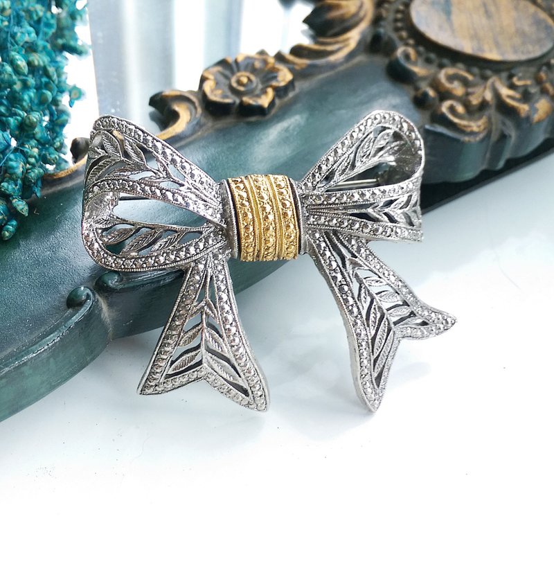 【西洋古董饰品 】1928 双色调 蝴蝶结 爱德华时期风格 别针 胸针 - 徽章/别针 - 其他金属 金色