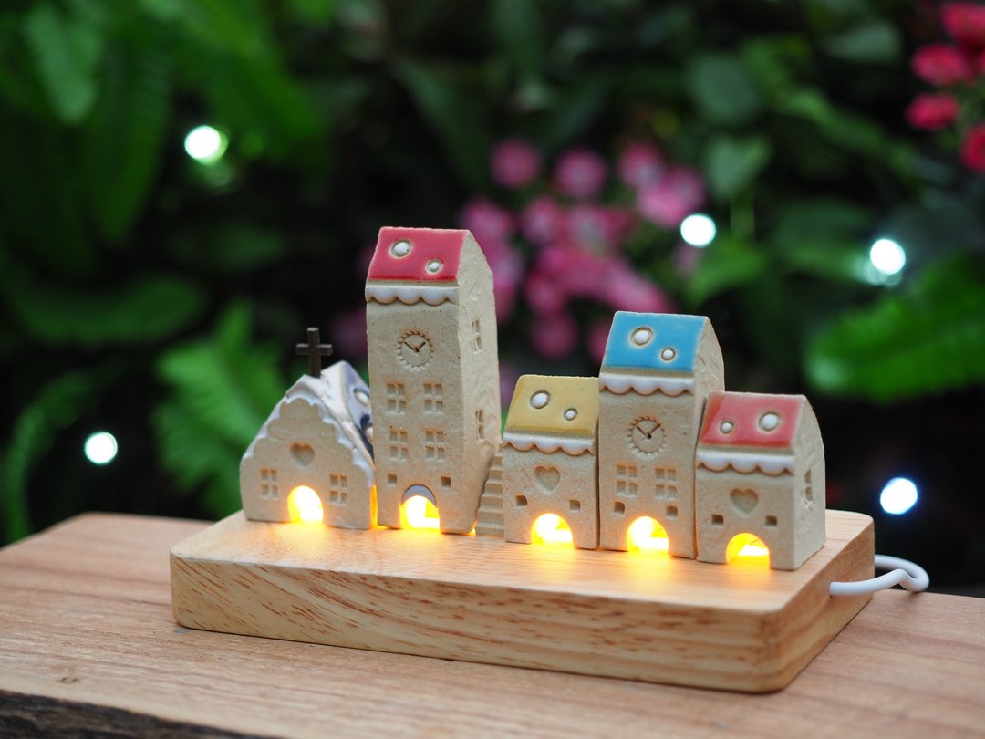 彩绘欧洲糖果点点屋7件组/(5栋小屋+1小楼梯+1木座灯) - 摆饰 - 陶 多色