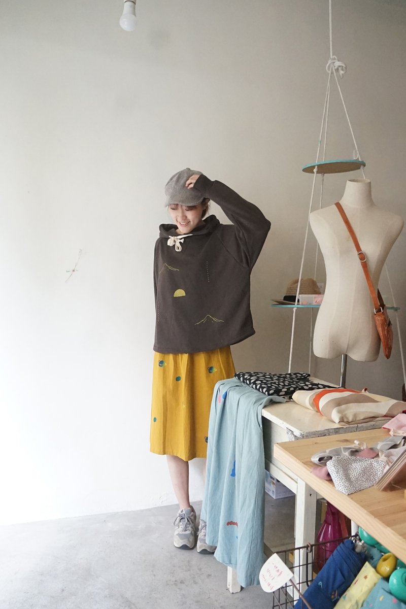 Yinke原创手工印花：舒服软绵咖啡色大帽子接袖帽t-山和石头 / 海浪小狗 /  河流 - 女装上衣 - 棉．麻 咖啡色