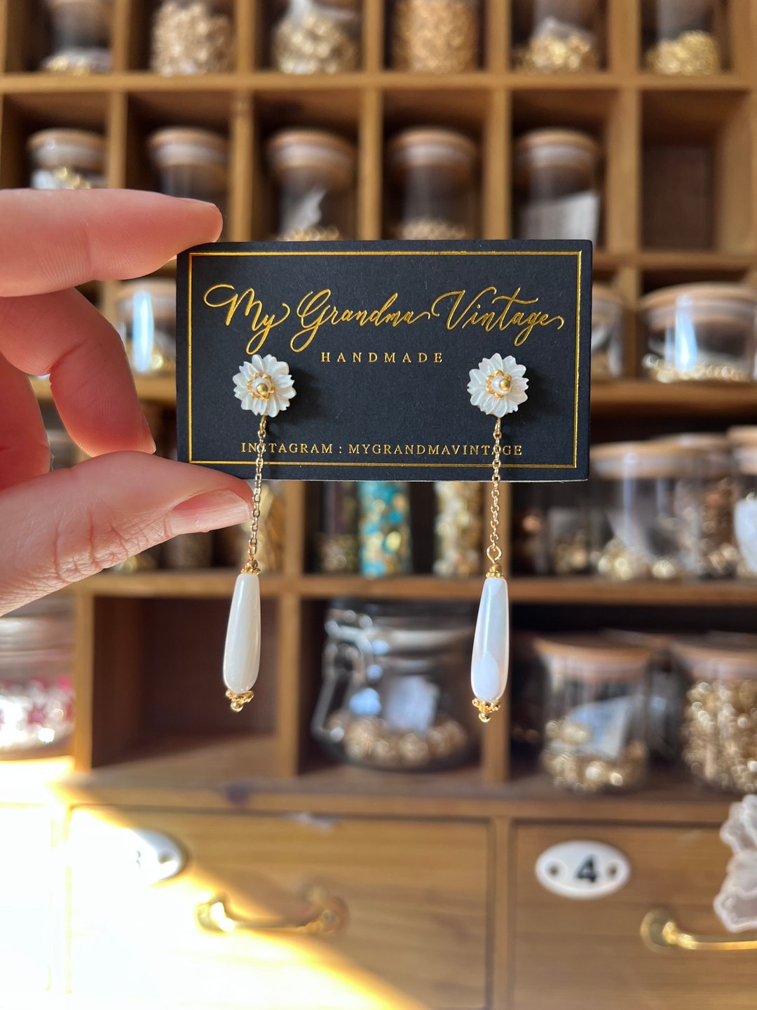 独家货品  春日贝母小花水滴 耳环 礼物 手作耳环 - 耳环/耳夹 - 贝壳 白色