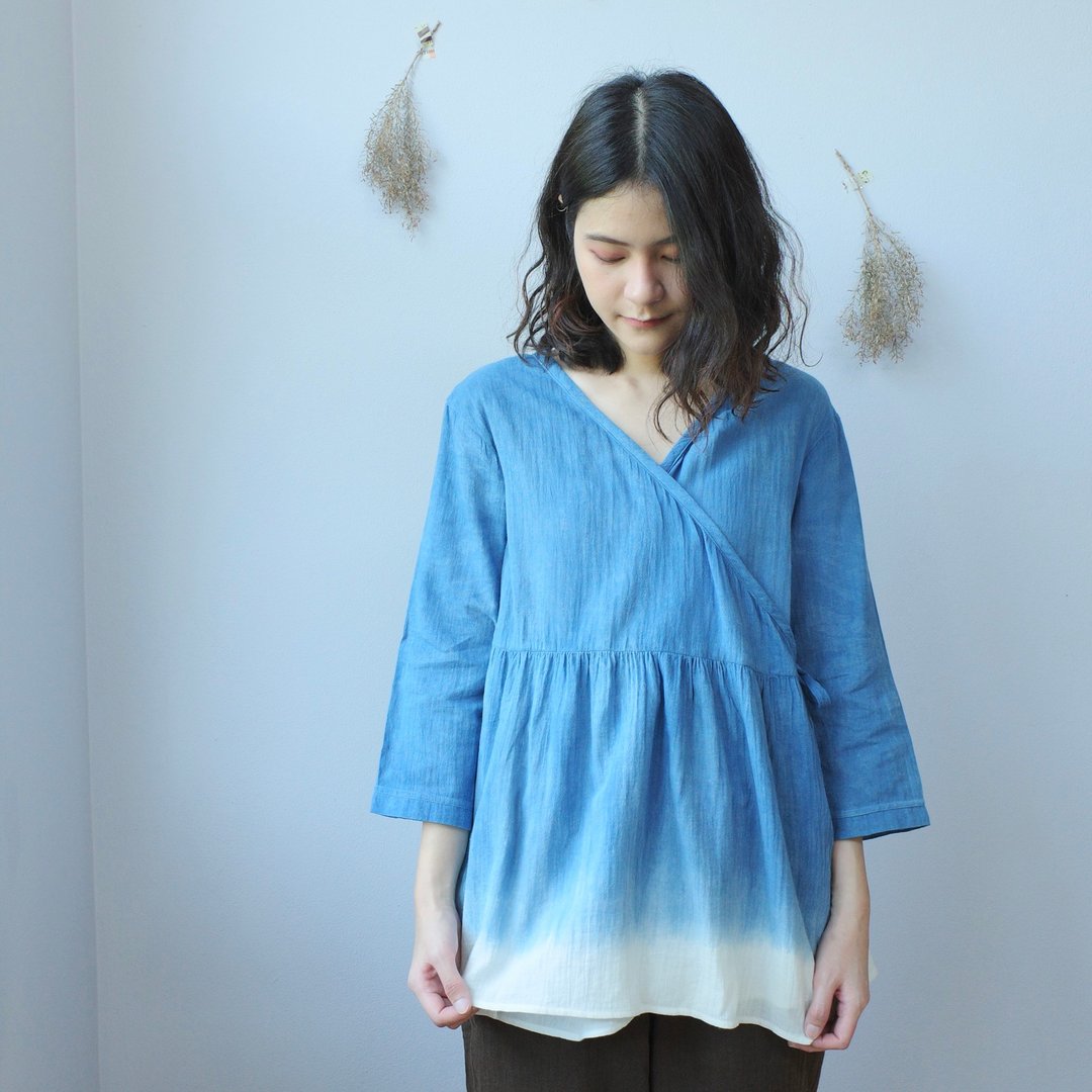 靛蓝渐层裹身绑结上衣 - 女装上衣 - 棉．麻 蓝色
