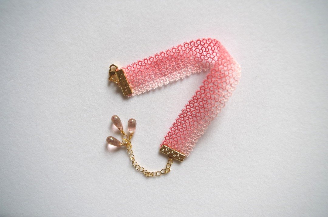 [Made-to-order] Hand-dyed, Tatting lace and Czech beads bracelet, Pink coral - 手链/手环 - 棉 粉红色