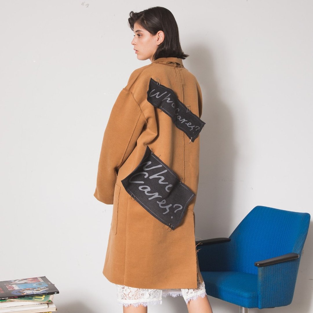 可拆式布章宽版毛外套│Who Cares 台湾服饰品牌 - 女装休闲/机能外套 - 聚酯纤维 卡其色