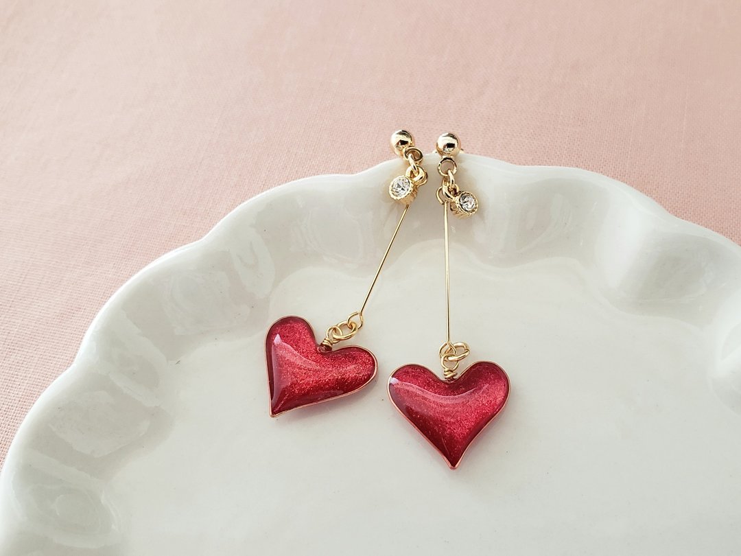 glittering swing heart pierced or clip-on earrings - 耳环/耳夹 - 树脂 红色