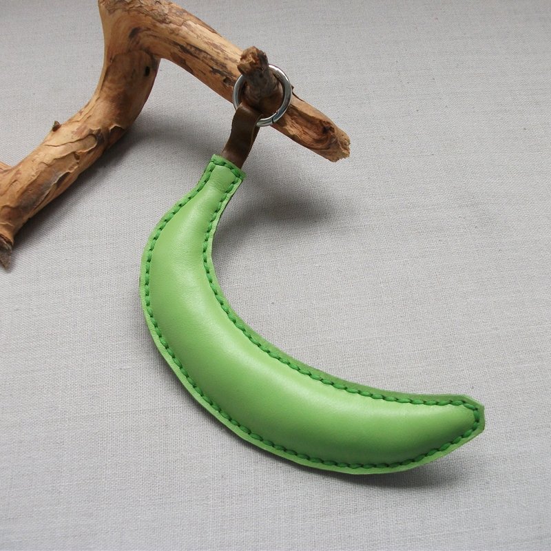 绿色香蕉造型钥匙圈，适用于包袋，由真皮手工制成。 - 钥匙链/钥匙包 - 真皮 绿色