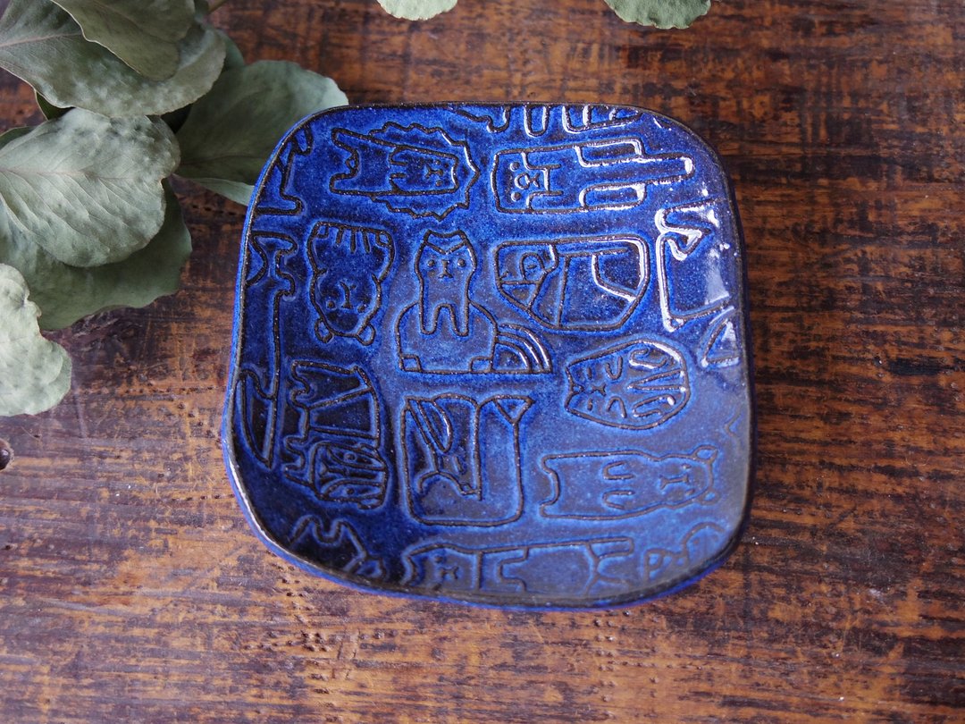 Blue square tiny plate with relief small animals - 盘子/餐盘/盘架 - 陶 蓝色