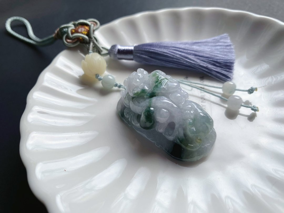【售出】天然缅甸玉 翡翠 螭龙 飘花 如意 一叶致富 发财 包挂 礼 - 挂绳/吊绳 - 玉石 绿色