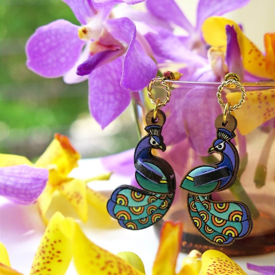 Wooden dangle earring peacock - 耳环/耳夹 - 木头 紫色
