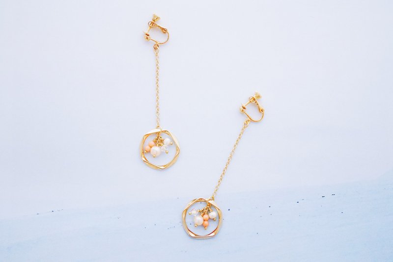 绚烂--粉橘淡水真珠天然石金属圆框耳环 - 耳环/耳夹 - 其他金属 粉红色