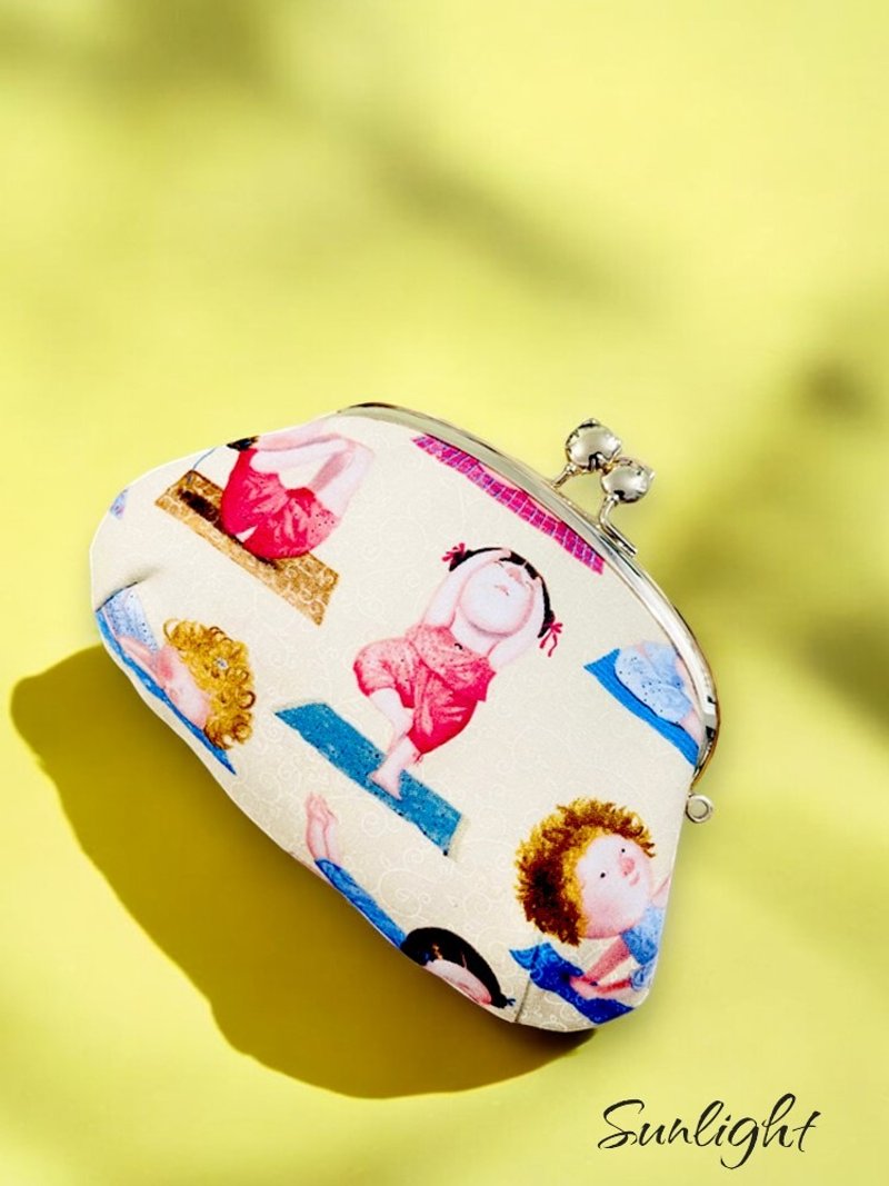 日光小巷-手做品幸福温度舒压可爱瑜珈女孩子母口金包 零钱包 - 零钱包 - 棉．麻 