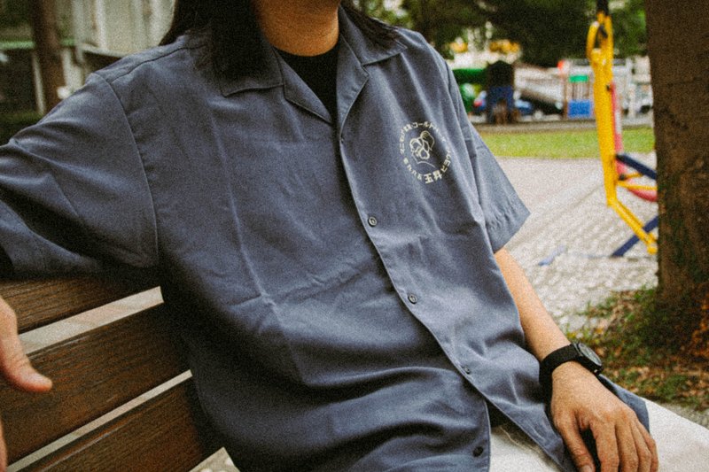 玉升美容院 昭和体 滑顺光泽感开襟古巴领短袖衬衫 - 男装衬衫 - 聚酯纤维 蓝色