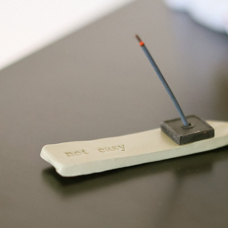 002 not easy・薰香座 - 香薰/精油/线香 - 陶 绿色