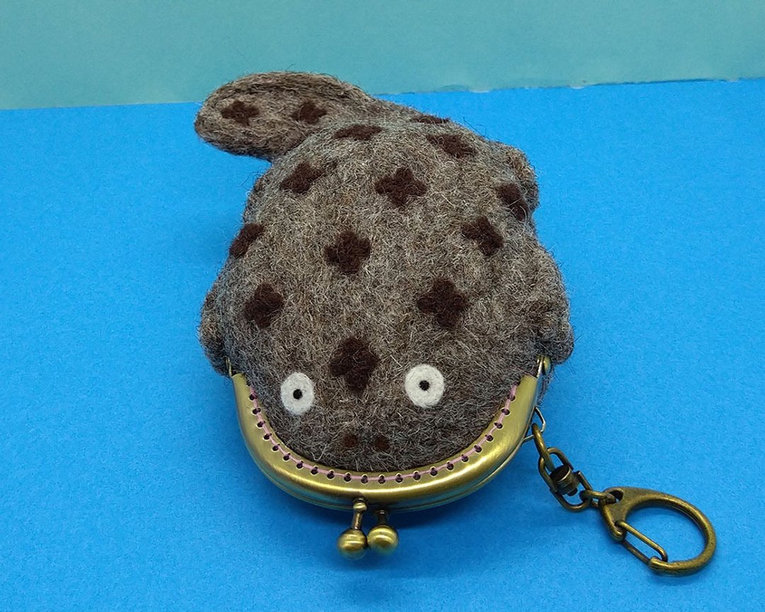 Wool felt giant salamander - 化妆包/杂物包 - 羊毛 咖啡色