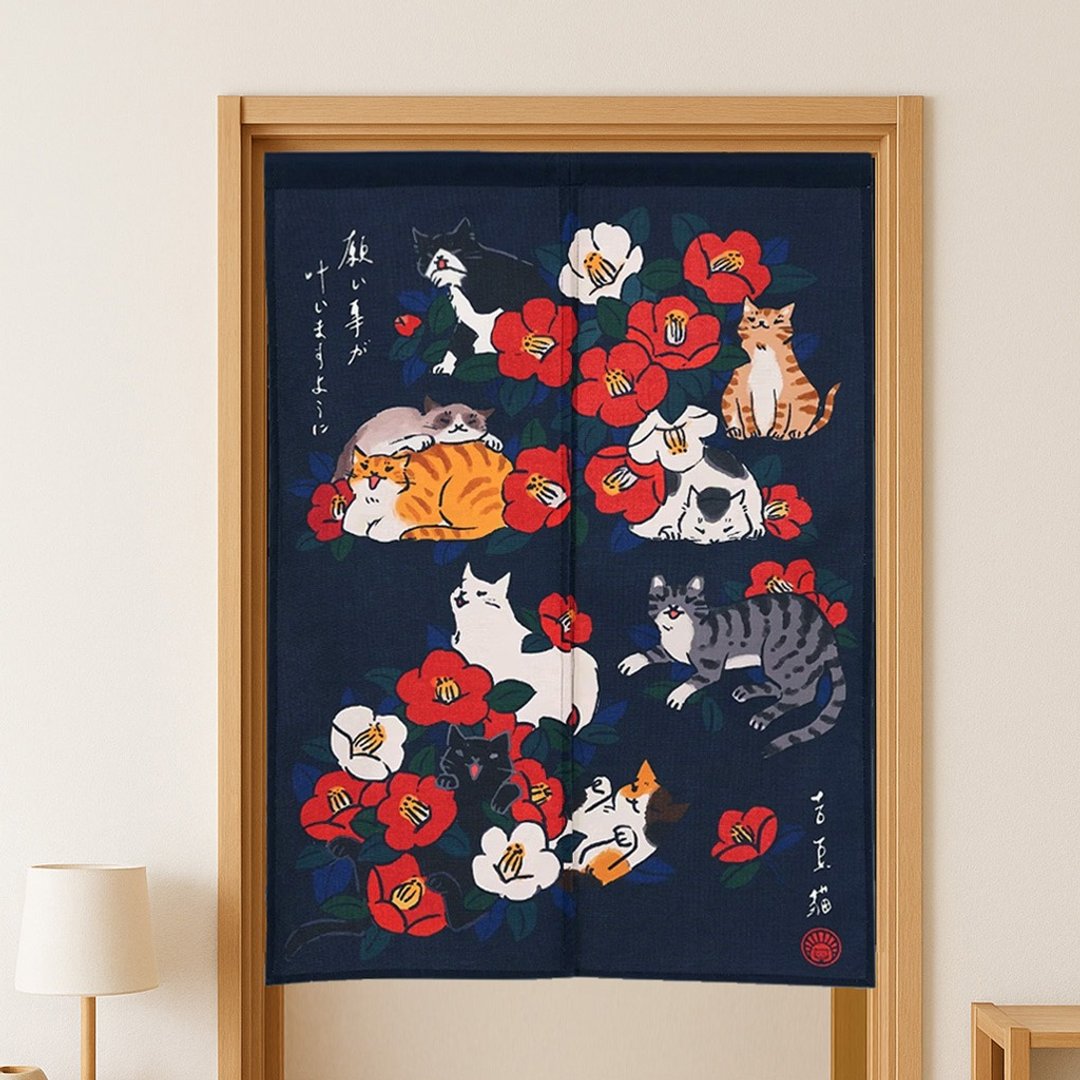 吉豆猫 祈福九猫门帘 椿花 (鉄绀蓝/插画门帘/挡煞/厚磅材质) - 门帘/门牌 - 棉 蓝色