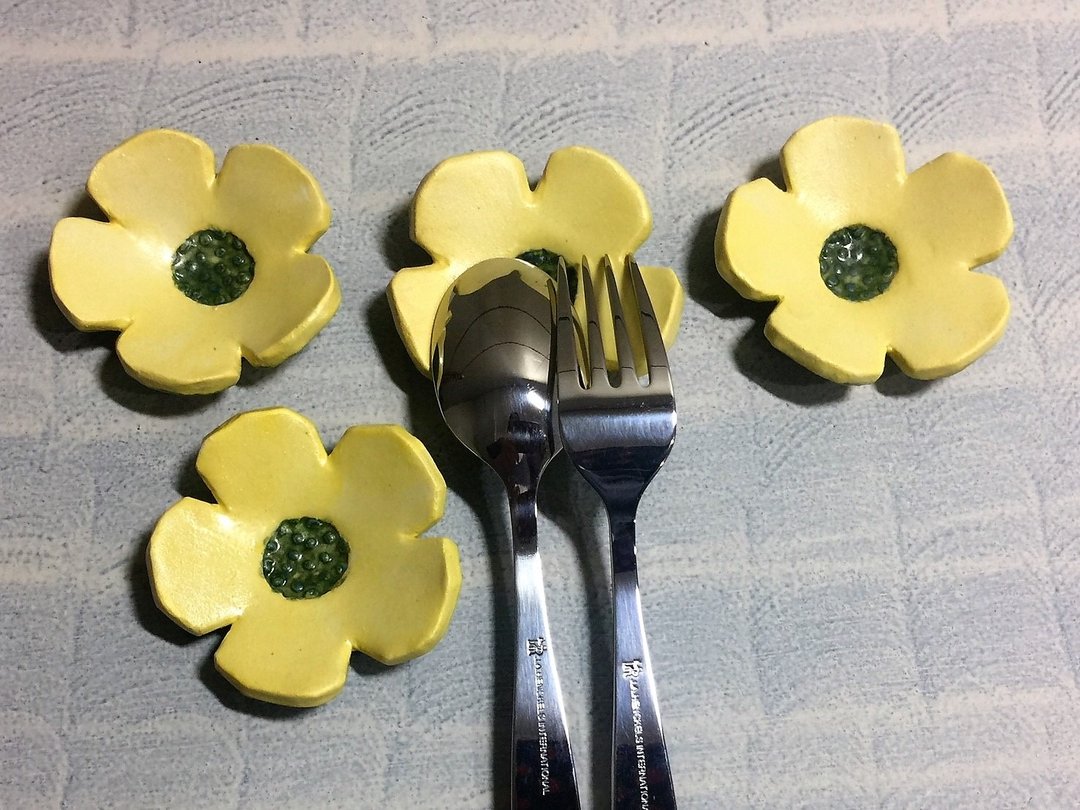 简简单单黄色花形筷子架_陶器筷架 - 筷子/筷架 - 陶 黄色