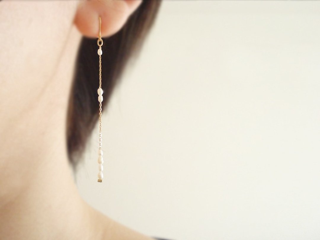 Keshi pearl with long chain, hook earrings 穿孔耳環 - 耳环/耳夹 - 石头 白色