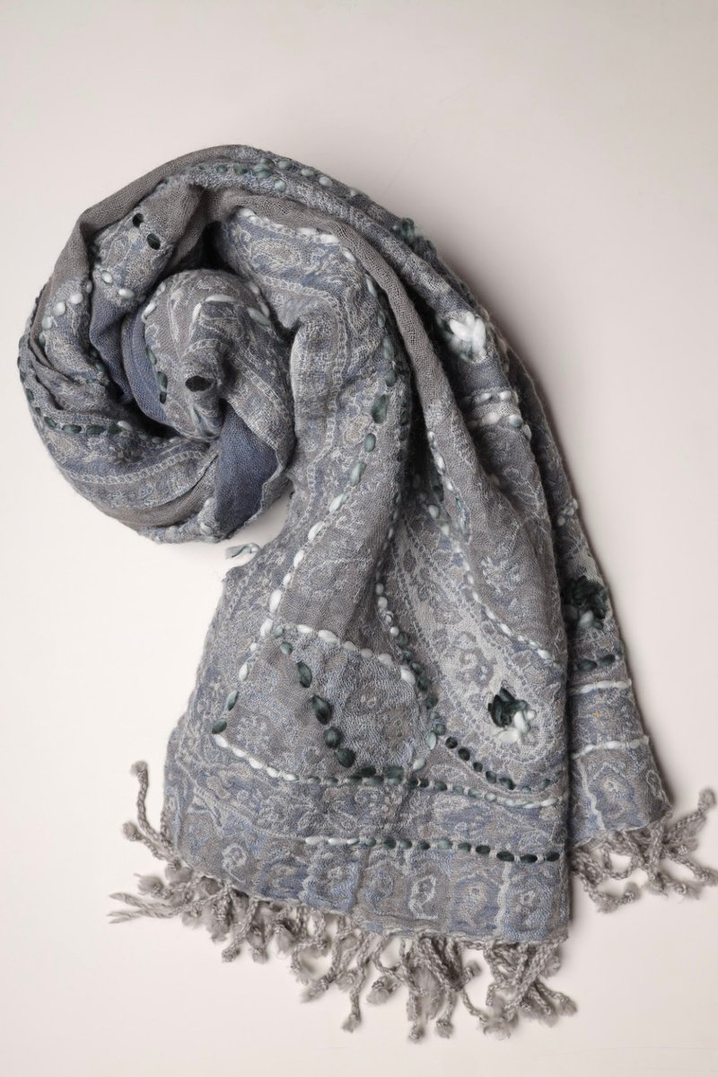 【圣诞礼物】喀什米尔水煮羊毛手工刺绣围巾披肩雾灰蓝色拼薄纱 - 围巾/披肩 - 羊毛 灰色