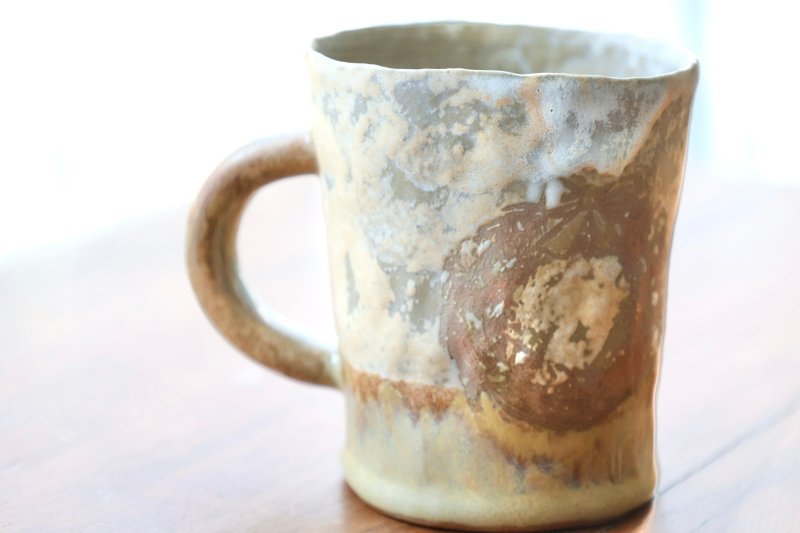 【圣诞礼物】日本进口土灰兔花圈侘寂风焦糖层次釉手捏陶马克杯中 - 其他杯子 - 陶 咖啡色