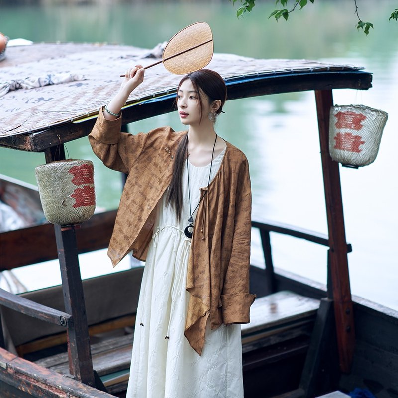 不对称门襟提花衬衫|衬衫|两色|春夏款|Sora-1484 - 女装衬衫 - 其他人造纤维 多色