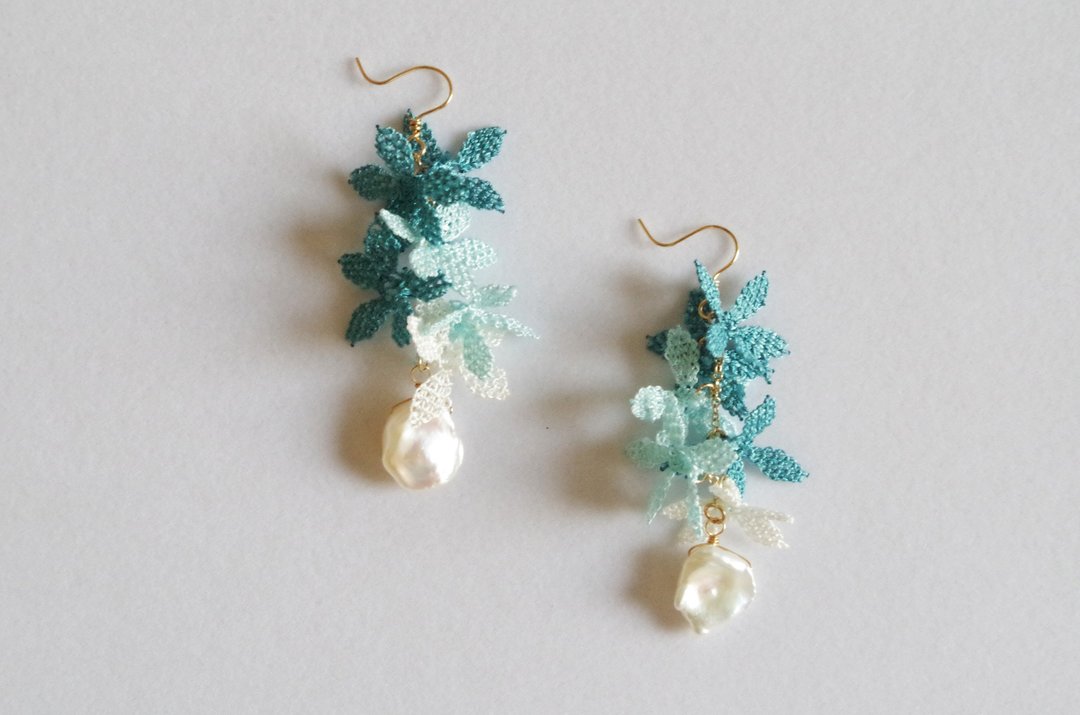 [Made-to-order] Eneoya small flower and poppy pearl earrings, frosty blue - 耳环/耳夹 - 聚酯纤维 蓝色