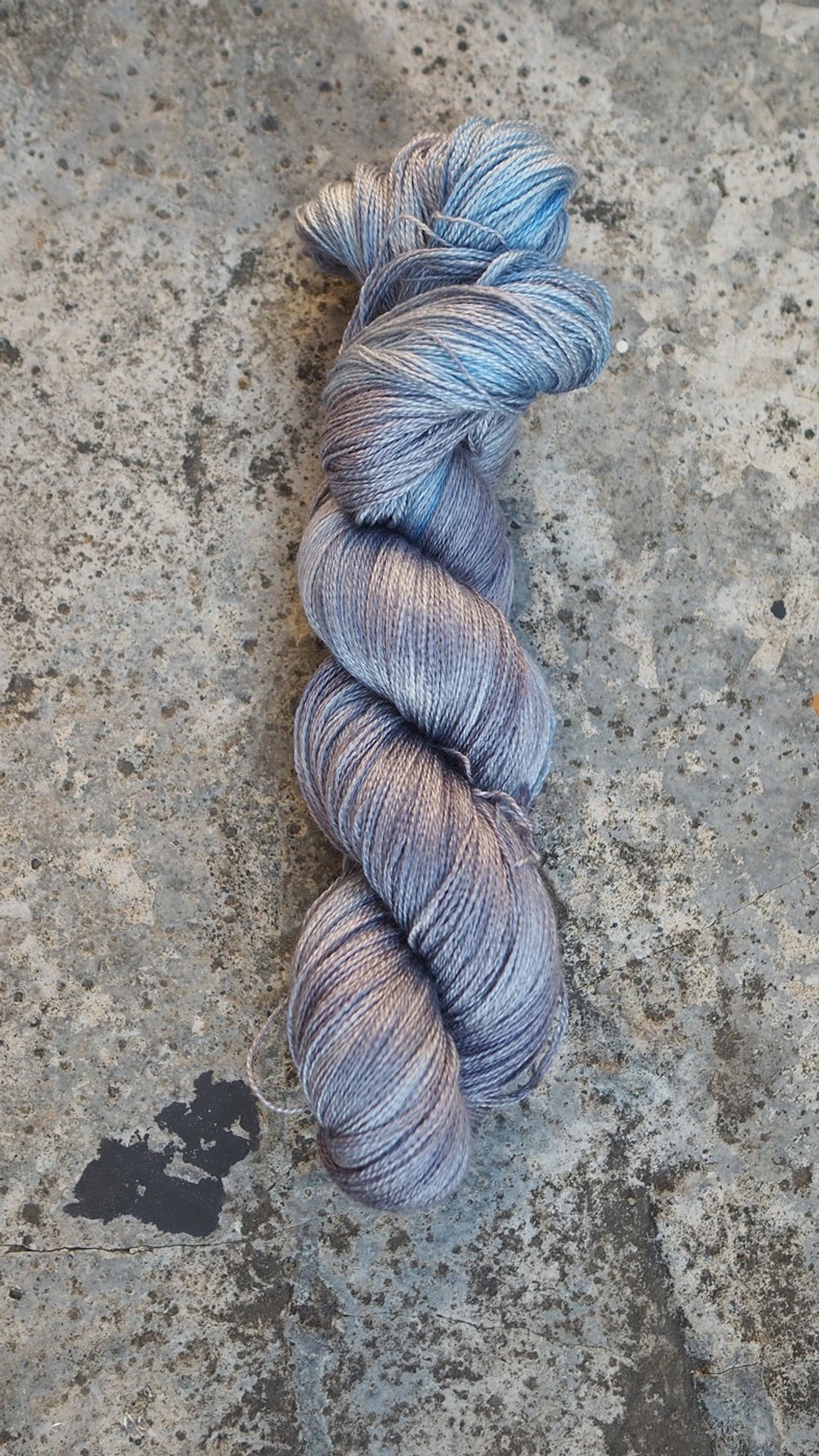 手染蕾丝线。雨季 (55 BFL/45 Silk) - 编织/刺绣/羊毛毡/裁缝 - 丝．绢 银色