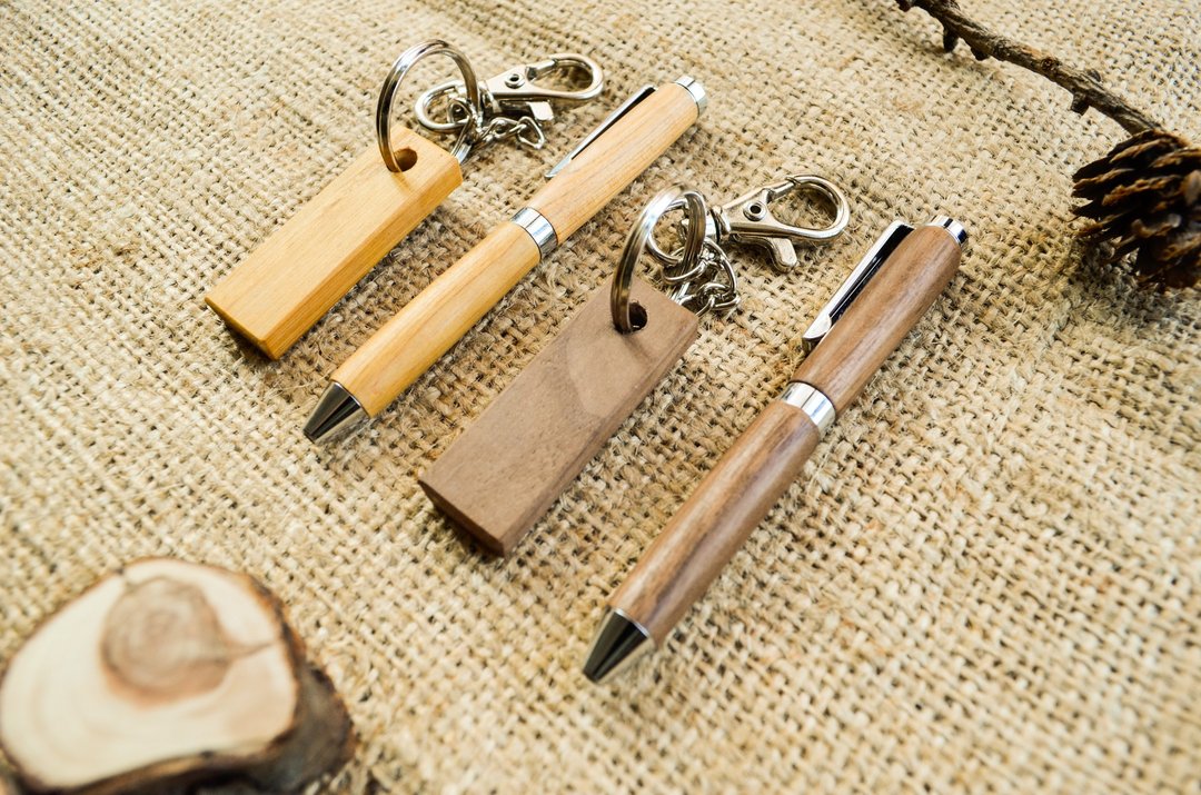 【定制化礼物】精致手工原子笔│桧木、胡桃木│赠吊饰 - 其他书写用品 - 木头 咖啡色