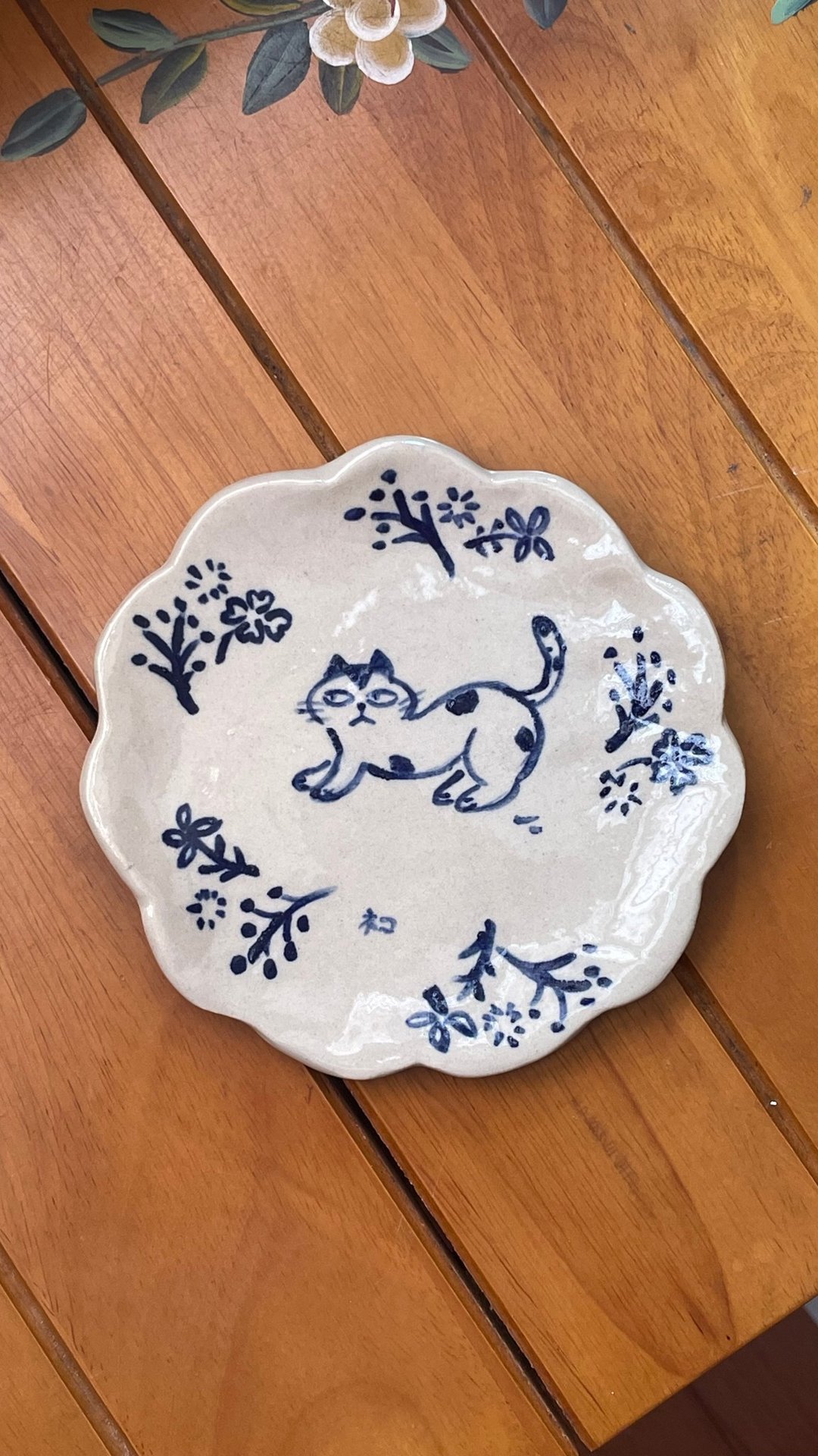 【物喜工作室】白陶手绘 - 蓝猫花花盘 - 浅碟/小碟子 - 陶 蓝色