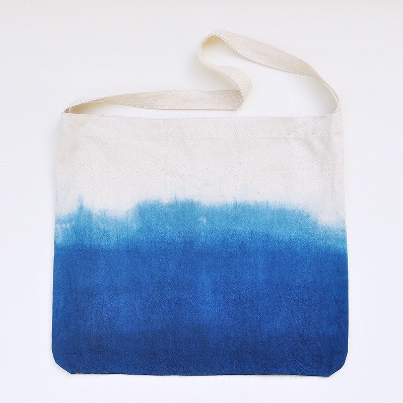 【岁时记】草木染藍染純棉環保袋 藍白漸變 - 侧背包/斜挎包 - 棉．麻 蓝色