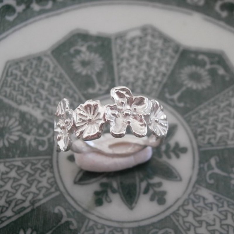 Small silver flower ring - 戒指 - 其他金属 
