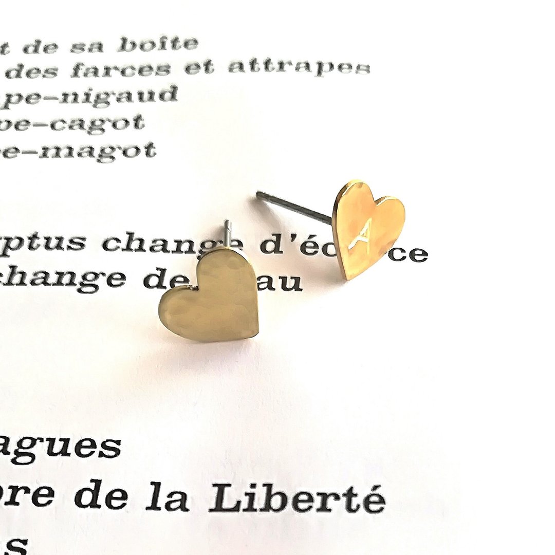 Brass heart engraved earrings - 耳环/耳夹 - 其他金属 金色