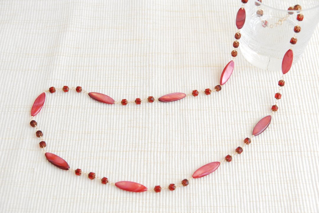 Red necklace with small Czech beads and marquise shell 14kgf - 项链 - 贝壳 红色