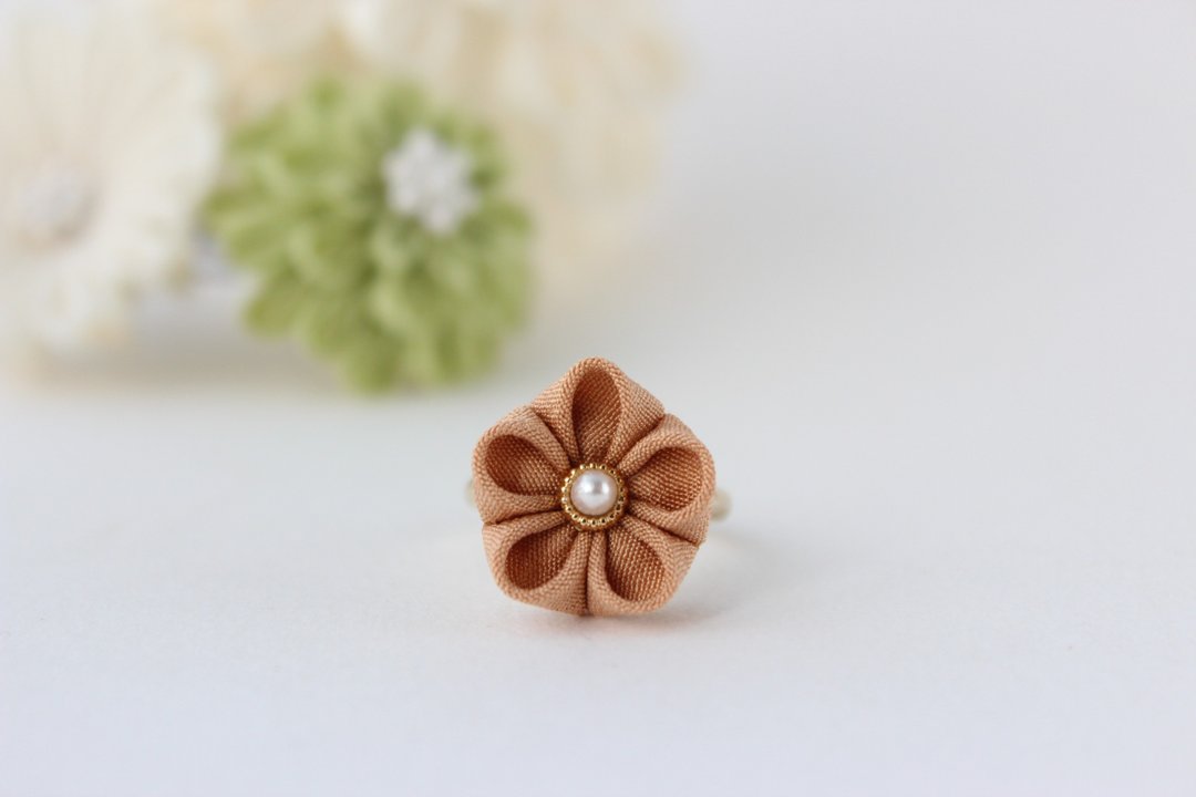 kanzashi flower ring beige - 戒指 - 丝．绢 咖啡色